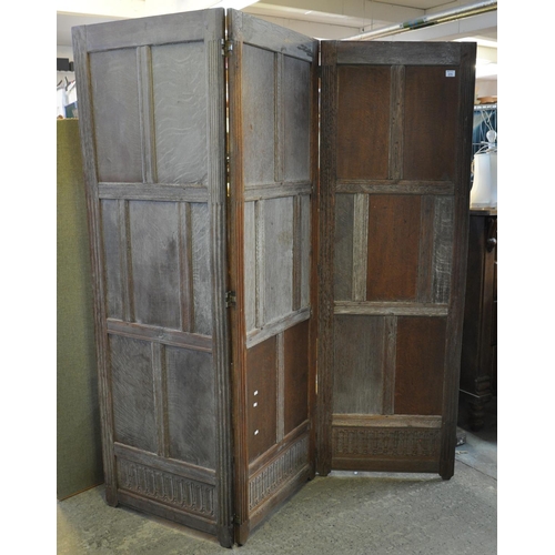 575 - Large oak three section fielded panelled screen.
(B.P. 21% + VAT)