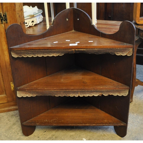 577 - Early 20th Century mahogany three tier hanging corner shelving unit.
(B.P. 21% + VAT)