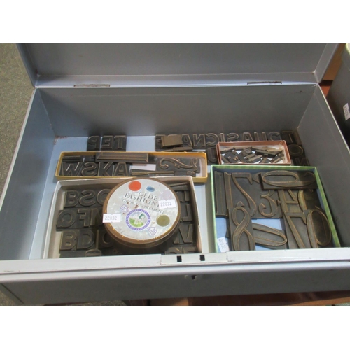 97 - Tin box containing assorted metal printing blocks to include numbers and letters.
(B.P. 21% + VAT)