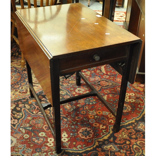 485 - Edwardian mahogany Pembroke type table.
(B.P. 21% + VAT)