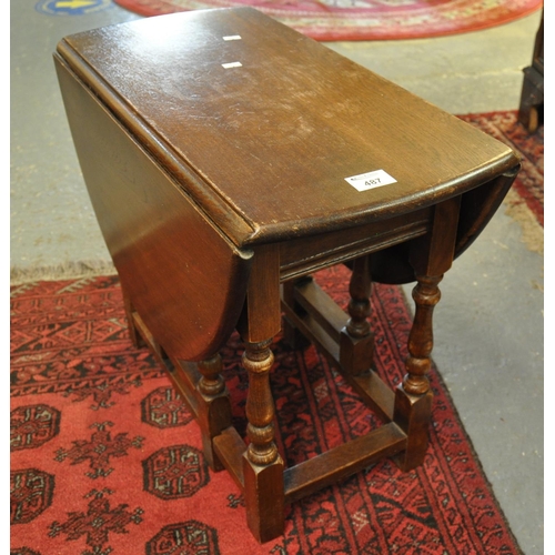 487 - Small mid Century oak gate legged table. 
(B.P. 21% + VAT)
