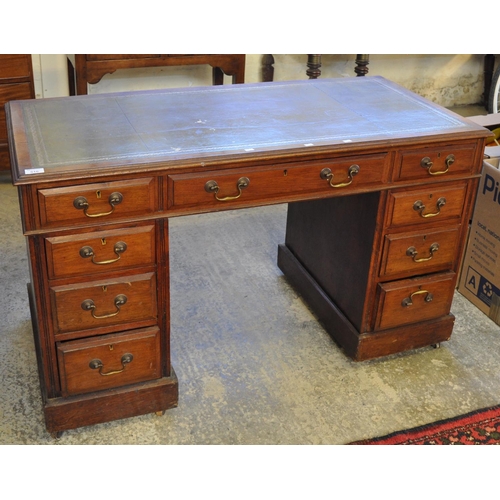 516 - Edwardian mahogany knee hole desk having leather inset top with a bank of three drawers to each pede... 