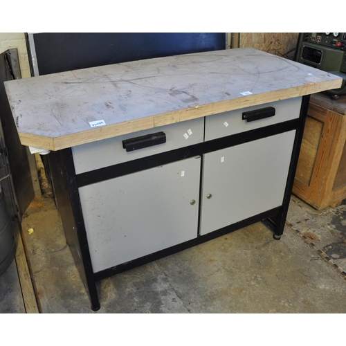 531 - Carpenters work bench with wooden top and metal base with fitted drawers. 
(B.P. 21% + VAT)