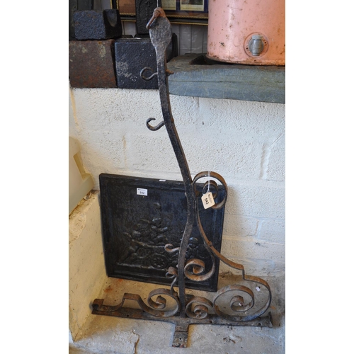 543 - Cast iron scroll decorated hanging wall bracket. Approximately 100 cm in length.
(B.P. 21% + VAT)