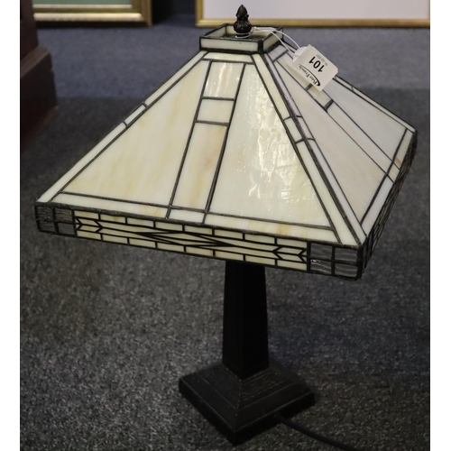 101 - Art deco Tiffany style table lamp (modern).
(B.P. 21% + VAT)