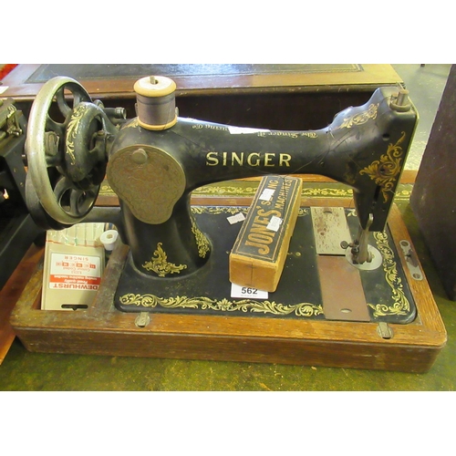 562 - Vintage Singer Sewing machine with a few accessories. 
(B.P. 21% + VAT)