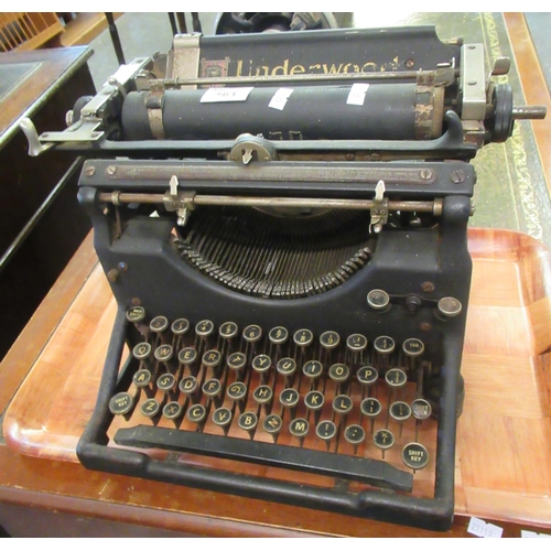 563 - Vintage Underwood typewriter. 
(B.P. 21% + VAT)