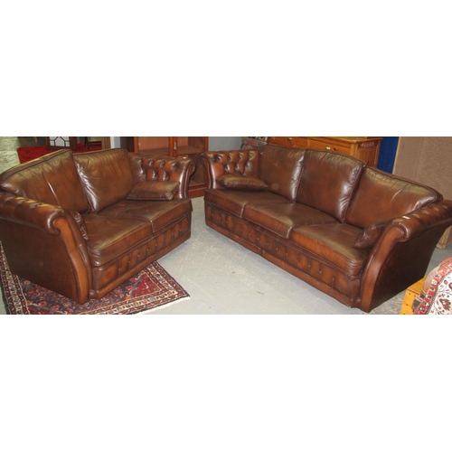 578 - Modern brown leather Chesterfield three seater sofa, together with a matching two seater sofa. (2)
(... 