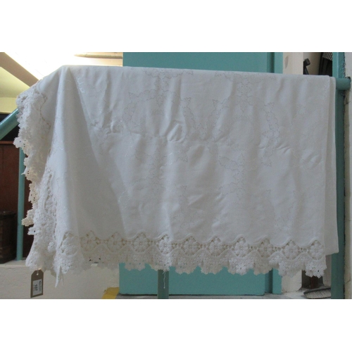 107 - Damask tablecloth with lace edge. 
(B.P. 21% + VAT)