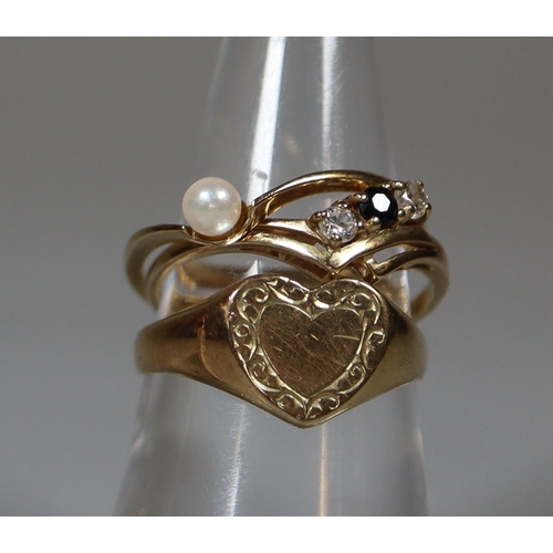 259 - 9ct gold heart-shaped signet ring 2.7g, together with 9ct gold three stone dress ring 1.2g, as well ... 