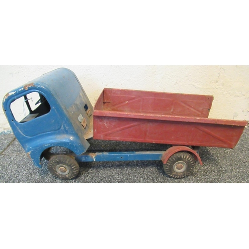 87 - Large tin plate tipper lorry, in well worn condition, probably Triang. 50cm long approx. 
(B.P. 21% ... 