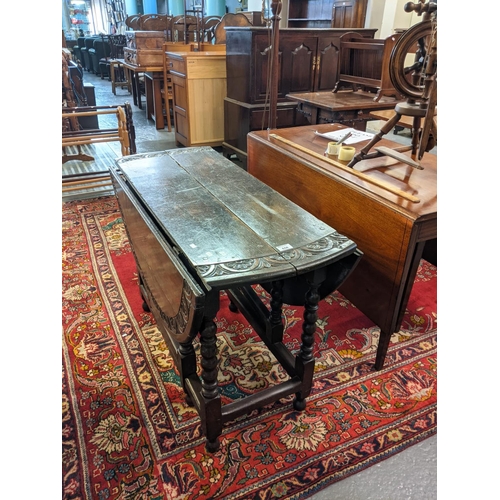 658 - 17th Century oak oval gate leg dining table on bobbin turned legs with later arcade moulded banding.... 