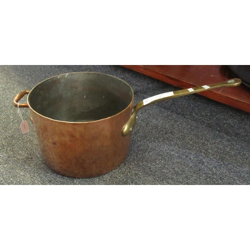 77 - Large vintage copper pan with brass handle. 
(B.P. 21% + VAT)