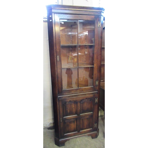 472 - Reproduction Rackstraw, Droitwich, England, oak freestanding corner cabinet with brass 'H' hinges.
(... 