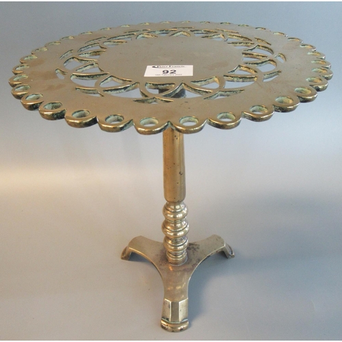 92 - Brass trivet in the form of a pierced tripod table. 
(B.P. 21% + VAT)