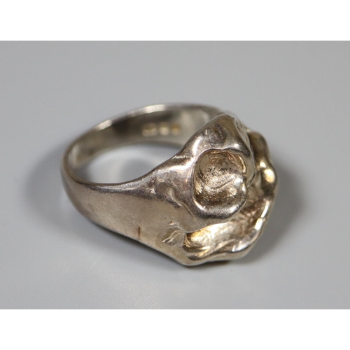 225 - Silver statement ring.  Ring size Q.
(B.P. 21% + VAT)