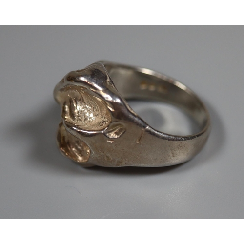 225 - Silver statement ring.  Ring size Q.
(B.P. 21% + VAT)