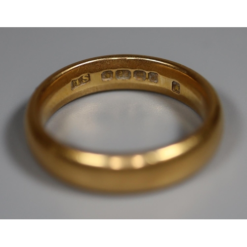 226 - 22ct gold wedding ring.  Ring size K.  Approx weight 6.5 grams.
(B.P. 21% + VAT)