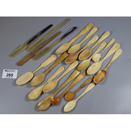 265 - Four horn bone marrow scoops, together with a collection of bone spoons.
(B.P. 21% + VAT)