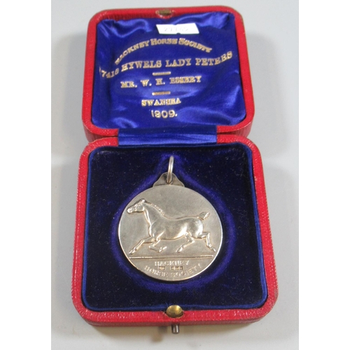 292 - Hackney Horse Society silver medallion dated 1909 in original fitted leather box, 1.5oz troy approx.... 