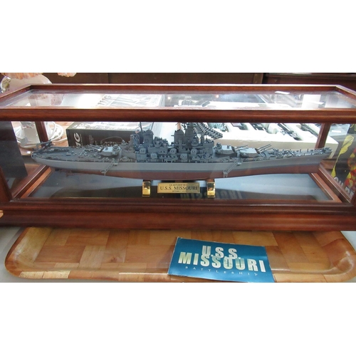 400 - Franklin Mint model of a US battleship BB-63 U.S.S Missouri, September 2nd 1945, in glass display ca... 