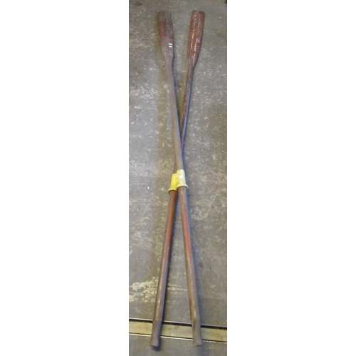 553 - Pair of wooden oars with plastic collars. (2)
(B.P. 21% + VAT)