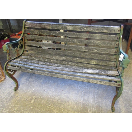 555 - Garden seat with cast metal ends and wooden slats.
(B.P. 21% + VAT)