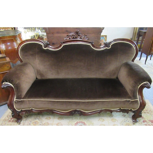 407 - Victorian mahogany double ended show frame sofa , the shaped and carved back with scroll arms with c... 