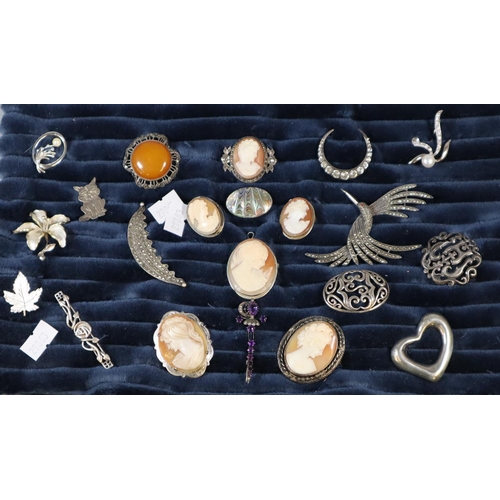 261 - Collection of 21 silver brooches, cameo, leaf, and other designs.
(B.P. 21% + VAT)