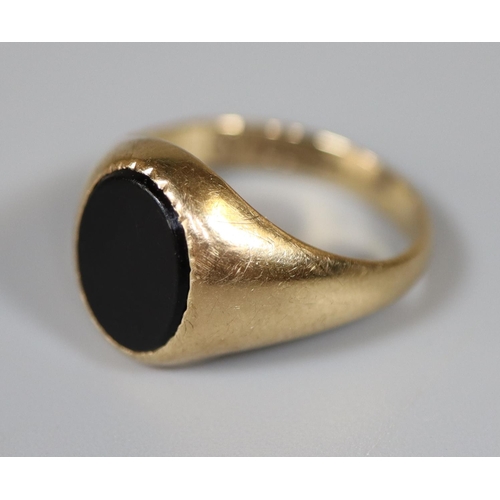 266 - 9ct gold and onyx oval signet ring.  Ring size K&1/2.  Approx weight 2.7 grams.
(B.P. 21% + VAT)