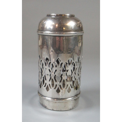 330 - Silver (possibly) scent bottle pierced cover, missing it's lid and glass lining.
(B.P. 21% + VAT)