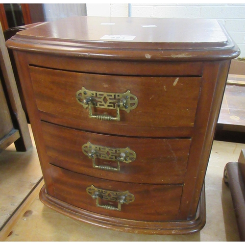 484 - Small mahogany Edwardian style three-drawer bow front table top chest of drawers on shaped feet.
(B.... 