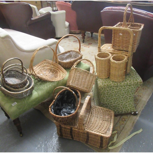 523 - Collection of wicker baskets, picnic hamper, etc.
(B.P. 21% + VAT)