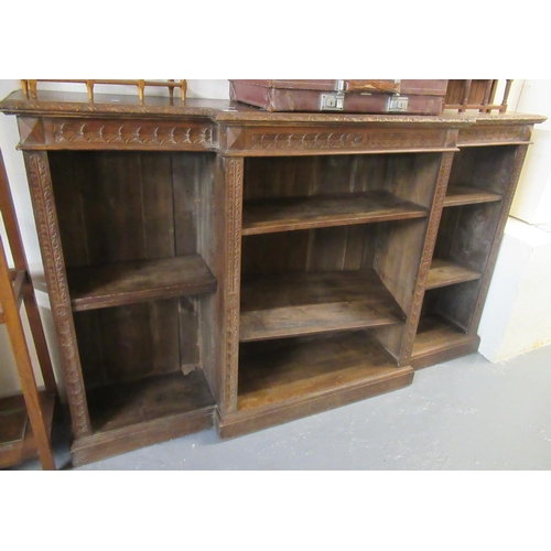 525 - Late Victorian carved oak break front bookcase. 200 x 43 x 124cm approx.
(B.P. 21% + VAT)