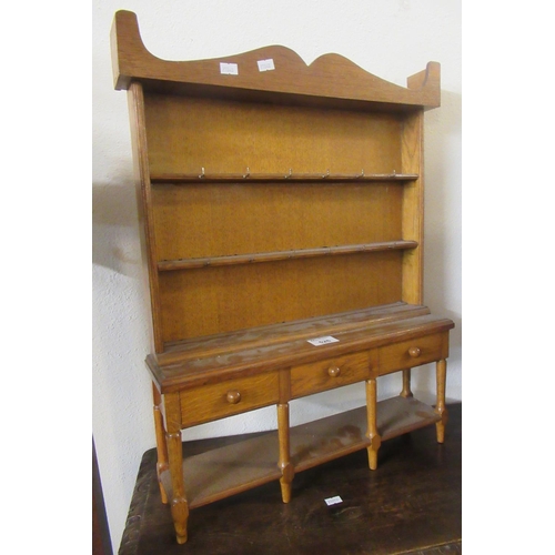 526 - Miniature oak rack-back pot board dresser.
(B.P. 21% + VAT)