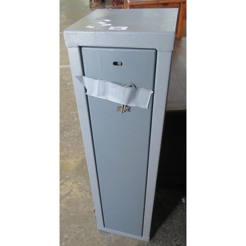 596 - Steel gun cabinet with two keys.
(B.P. 21% + VAT)