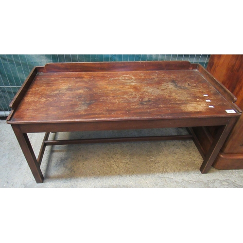 600 - 19th century mahogany bedroom valise stand with brass swan neck handles. 110cm wide approx.
(B.P. 21... 