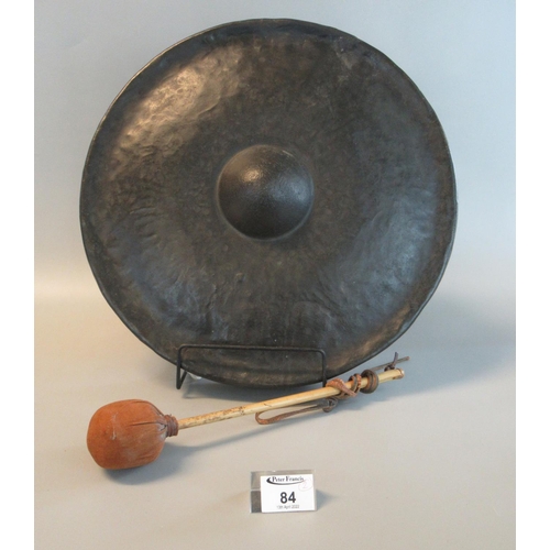 84 - Metal gong with striker. 37cm diameter approx.
(B.P. 21% + VAT)