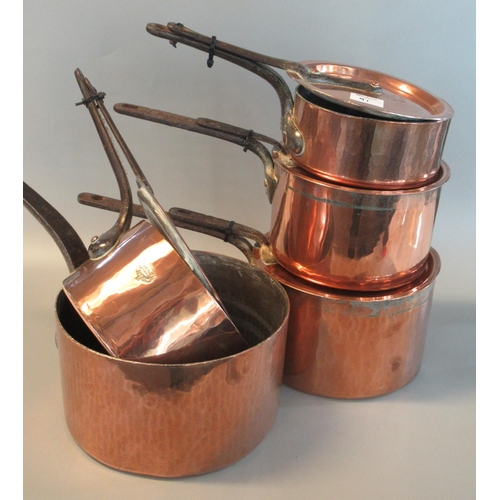 91 - Collection of 19th century mainly copper lidded pans with iron handles, some marked 'Harrods'. (5)
(... 