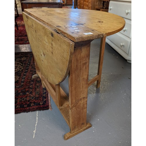 553 - 19th century pine gate leg table.
(B.P. 21% + VAT)