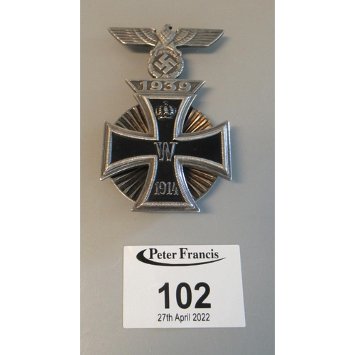 102 - German WWI Iron Cross (first class, EK1914) with 1939 first class bar combined, with screw back.
(B.... 