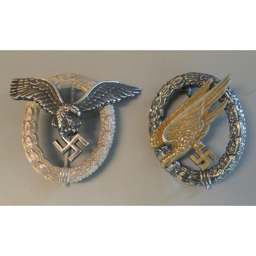 105 - WWII German Luftwaffe pilot's qualification badge, together with a Luftwaffe paratrooper badge. Prob... 