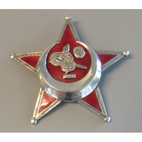 122 - German Gallipoli/1915 Turkish campaign star, marked B B L co. Repaired pin.
(B.P. 21% + VAT)