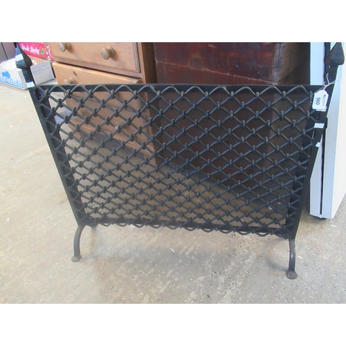 560 - Wrought iron chain mail design mesh fire guard or screen.
(B.P. 21% + VAT)