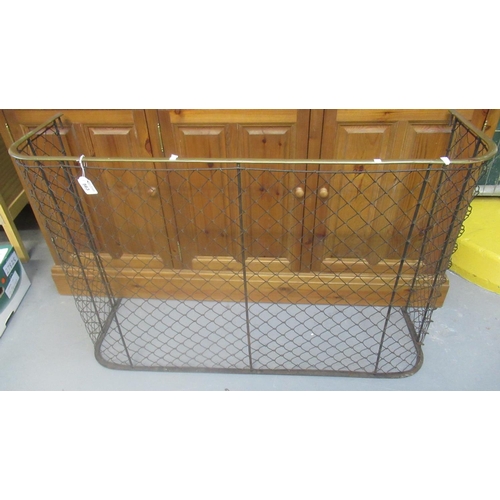 563 - 19th century brass and wire mesh fire guard. 67cm high x 99cm wide approx.
(B.P. 21% + VAT)