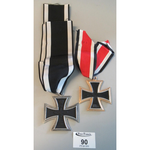 90 - Two oversized replicas of German The Grand Cross of the Iron Cross 1914 and 1939 with ribbons. (2)
(... 