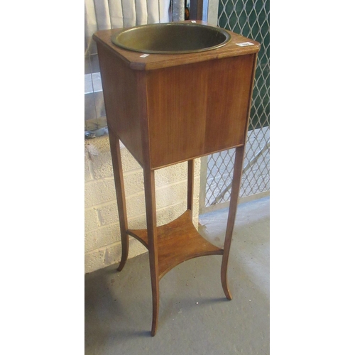 525 - Edwardian mahogany jardinière stand with under tier comprising a brass jardinière.
 (B.P. 21% + VAT)