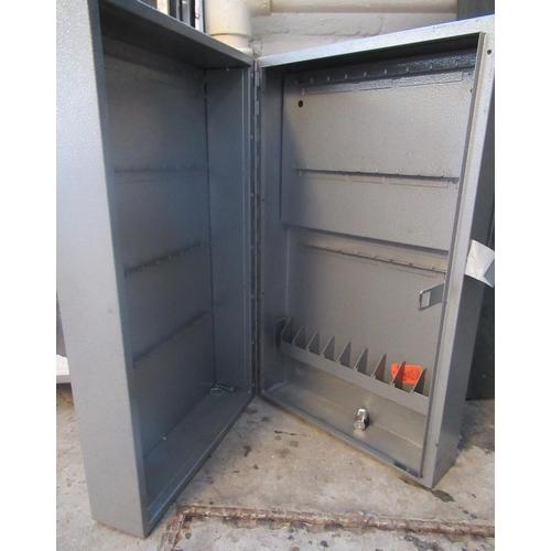 511 - Metal key cabinet with lock and key.
(B.P. 21% + VAT)