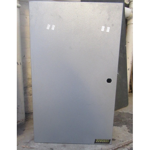 511 - Metal key cabinet with lock and key.
(B.P. 21% + VAT)