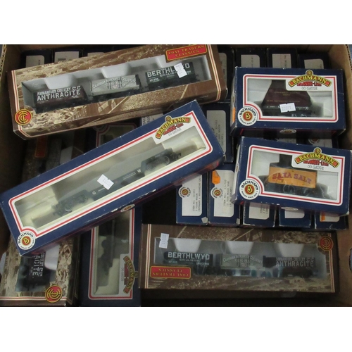 380 - Box of Bachmann OO gauge rolling stock to include: wagons Coal Traders Wales, 45 ton bogie well wago... 